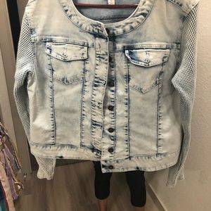 Stone washed Jean jacket with stretchy denim sleeve detail. 😍